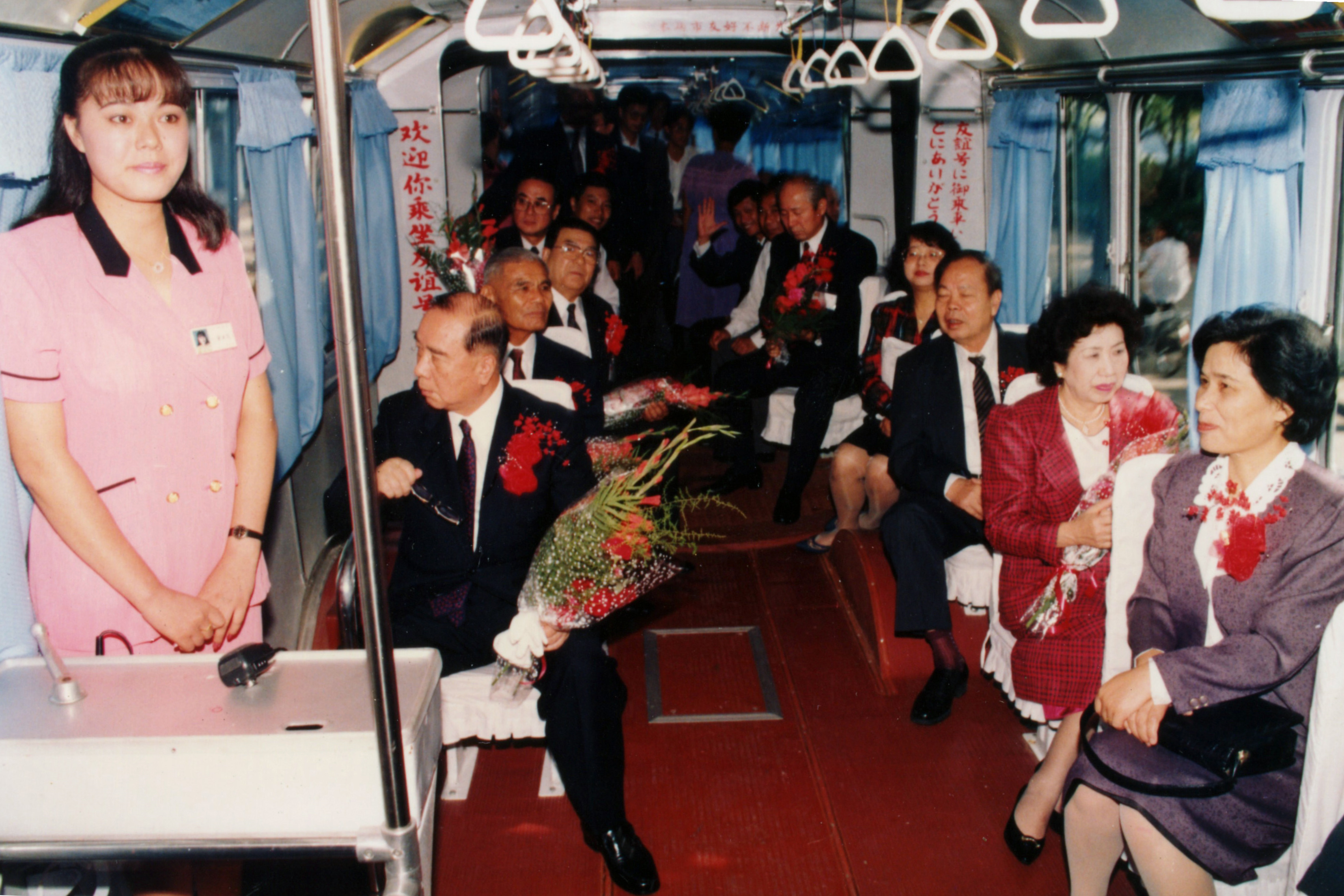 白银市市长与熊本市市长乘坐熊本号车.jpg 白银市市长与熊本市市长乘坐熊本号车.jpg